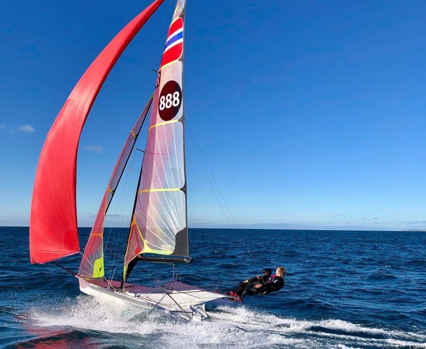 Tomas og Mads fortsetter med god seiling